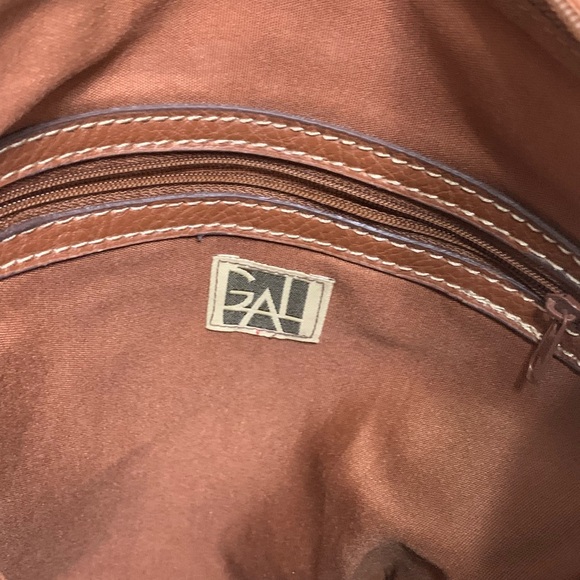 GAL FLORAL CANVAS & FAUX LEATHER SHOULDER BAG - Picture 12 of 13